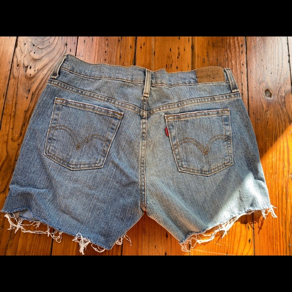 Levi Jean shorts (SIZE 6 S) - Picture 2 of 6